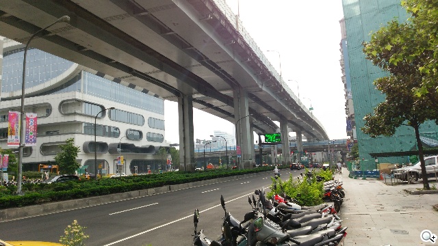 三面超窄邊！5.4吋LTE旗艦日機Sharp SH-04F