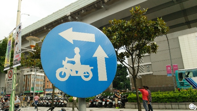 三面超窄邊！5.4吋LTE旗艦日機Sharp SH-04F