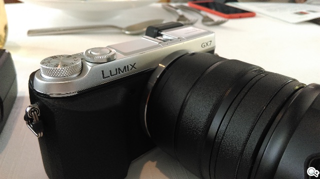 HTC One mini 2、蜜桃紅Desire 816連袂登台