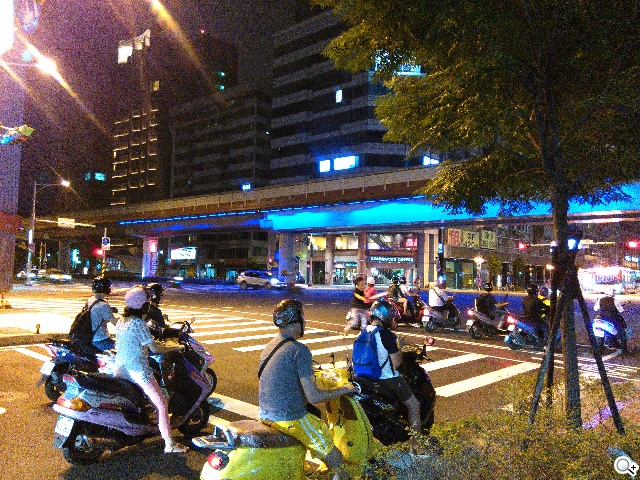 4G網路隨身帶 BenQ F4平價中階智慧機