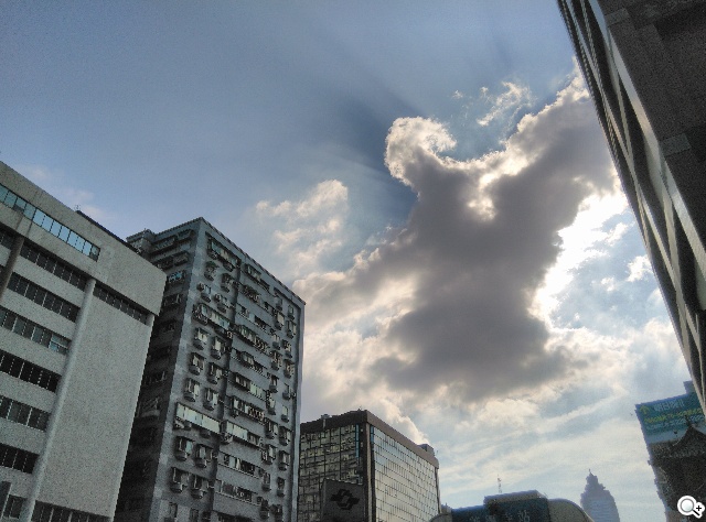 5吋4G智慧手機BenQ F5 四倍高感光暗處依舊精彩