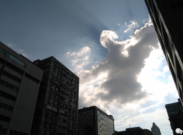 5吋4G智慧手機BenQ F5 四倍高感光暗處依舊精彩