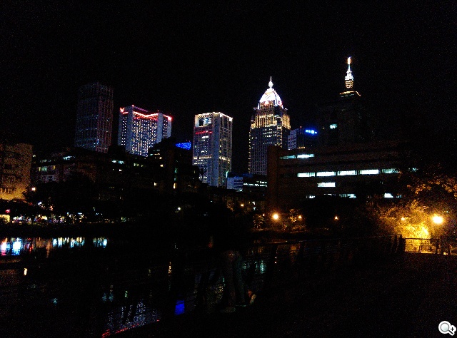 5吋4G智慧手機BenQ F5 四倍高感光暗處依舊精彩