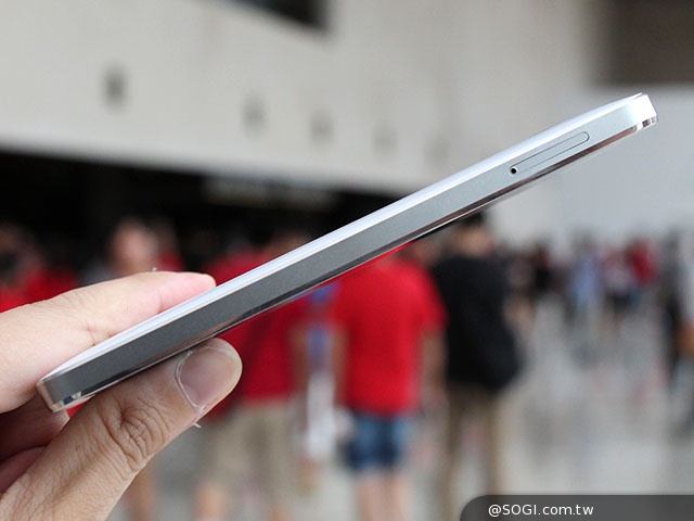 小米手機MI4發表直擊 不鏽鋼機身把玩體驗 小米手機MI4發表直擊 不鏽鋼機身把玩體驗