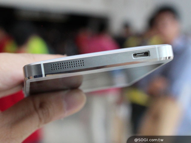 小米手機MI4發表直擊 不鏽鋼機身把玩體驗 小米手機MI4發表直擊 不鏽鋼機身把玩體驗