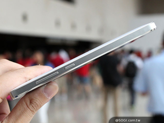小米手機MI4發表直擊 不鏽鋼機身把玩體驗 小米手機MI4發表直擊 不鏽鋼機身把玩體驗