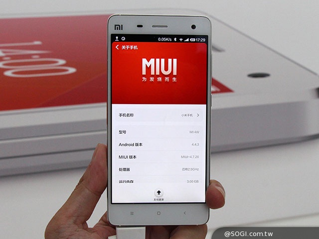 小米手機MI4發表直擊 不鏽鋼機身把玩體驗 小米手機MI4發表直擊 不鏽鋼機身把玩體驗