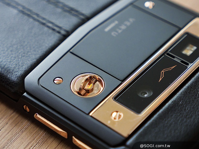 威圖最強奢華智慧機 Vertu Signature Touch動手玩
