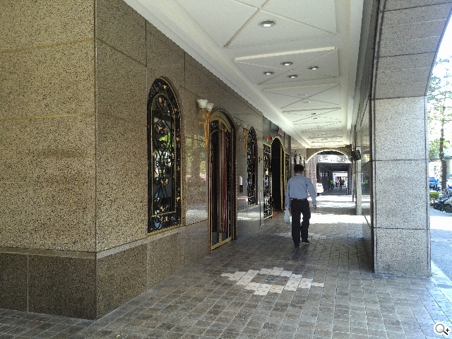 4G全頻InFocus M810 雙面玻璃、高規平價登場