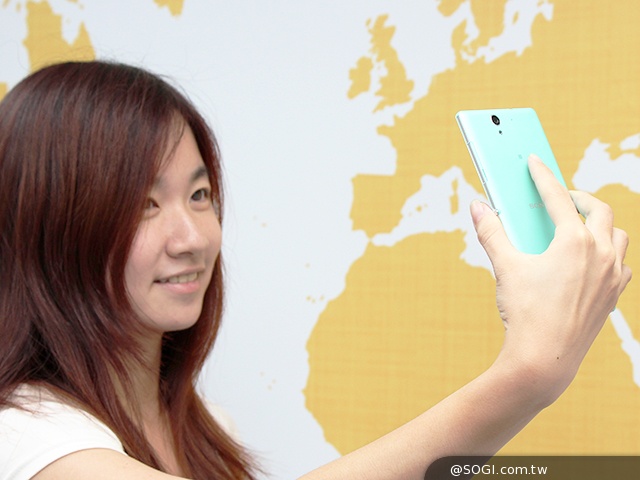 索尼4G全頻自拍手機Xperia C3 玩美彩妝新體驗