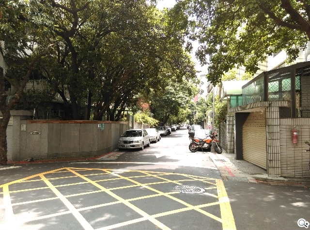 M8塑膠平價款 潮流旗艦HTC One E8實測