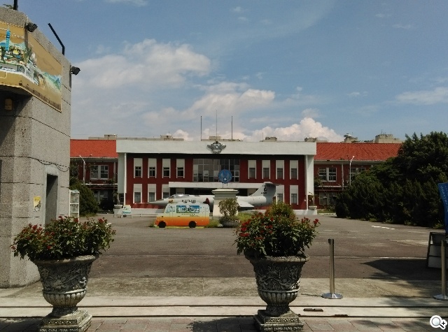 M8塑膠平價款 潮流旗艦HTC One E8實測