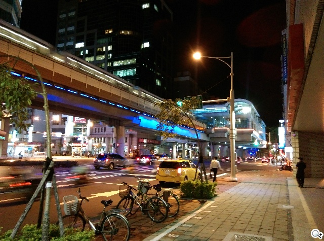 M8塑膠平價款 潮流旗艦HTC One E8實測