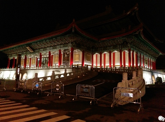 M8塑膠平價款 潮流旗艦HTC One E8實測