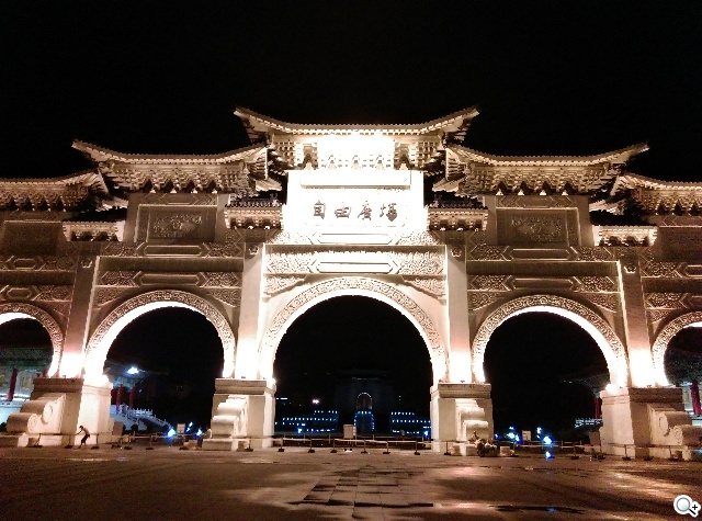 M8塑膠平價款 潮流旗艦HTC One E8實測