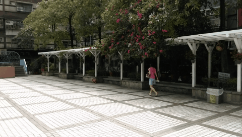 M8塑膠平價款 潮流旗艦HTC One E8實測