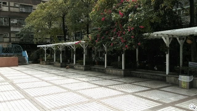 M8塑膠平價款 潮流旗艦HTC One E8實測