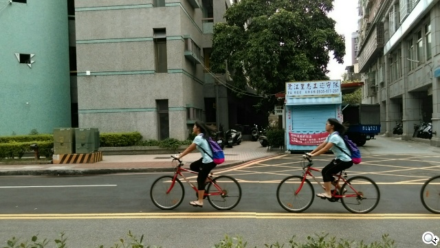 M8塑膠平價款 潮流旗艦HTC One E8實測