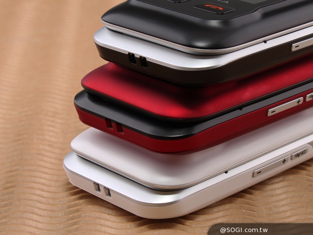 MOBIA M500雙卡摺疊功能機 娛樂、實用兼具 MOBIA M500雙卡摺疊功能機 娛樂、實用兼具