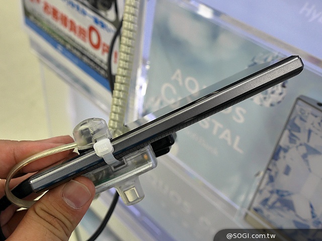 超窄邊框的新巔峰！Sharp Aquos Crystal動手玩