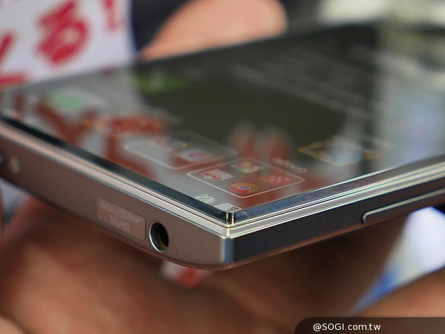 超窄邊框的新巔峰！Sharp Aquos Crystal動手玩