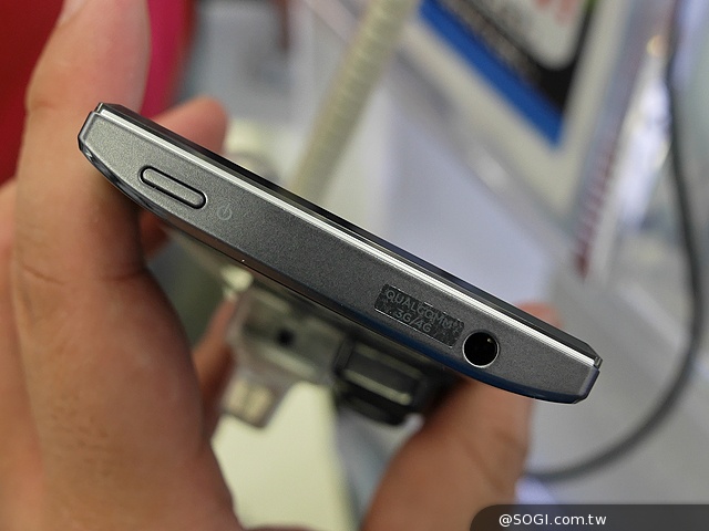 超窄邊框的新巔峰！Sharp Aquos Crystal動手玩