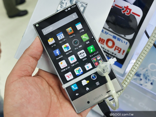 超窄邊框的新巔峰！Sharp Aquos Crystal動手玩