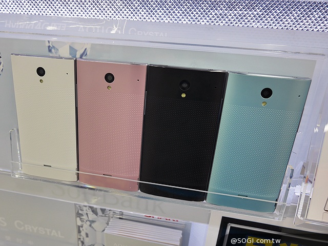 超窄邊框的新巔峰！Sharp Aquos Crystal動手玩