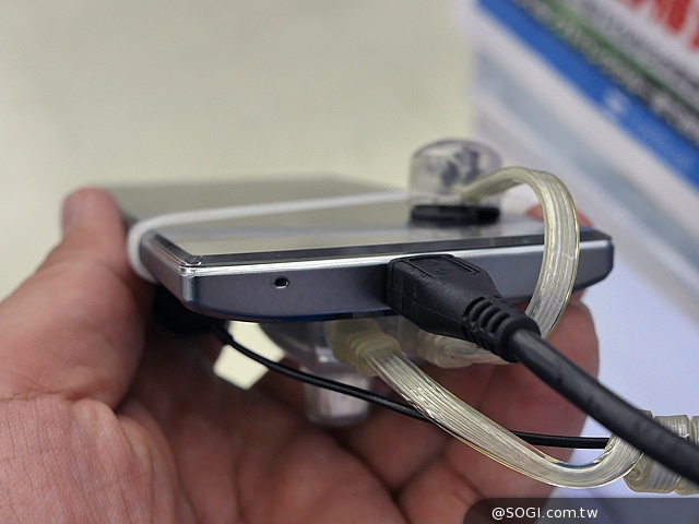 超窄邊框的新巔峰！Sharp Aquos Crystal動手玩