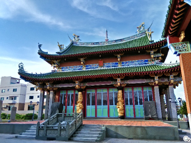 主打夜拍的5吋纖薄4G手機OPPO R3