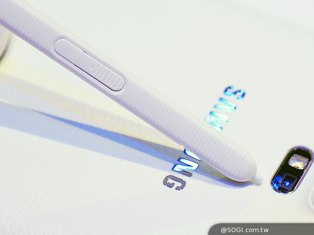 搶先動手玩!SAMSUNG GALAXY Note 4新旗艦報到【IFA 2014】 搶先動手玩!SAMSUNG GALAXY Note 4新旗艦報到【IFA 2014】