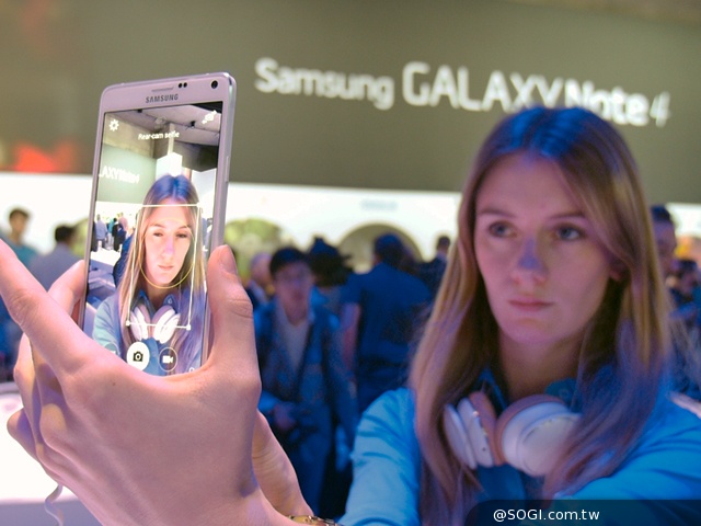 搶先動手玩!SAMSUNG GALAXY Note 4新旗艦報到【IFA 2014】 搶先動手玩!SAMSUNG GALAXY Note 4新旗艦報到【IFA 2014】