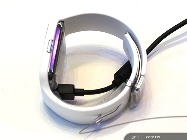 索尼SmartWatch 3、SmartBand Talk穿戴新品亮相【IFA 2014】