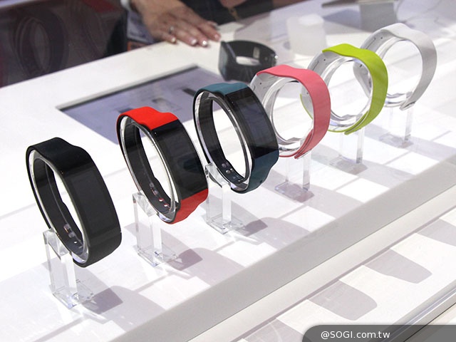 索尼SmartWatch 3、SmartBand Talk穿戴新品亮相【IFA 2014】