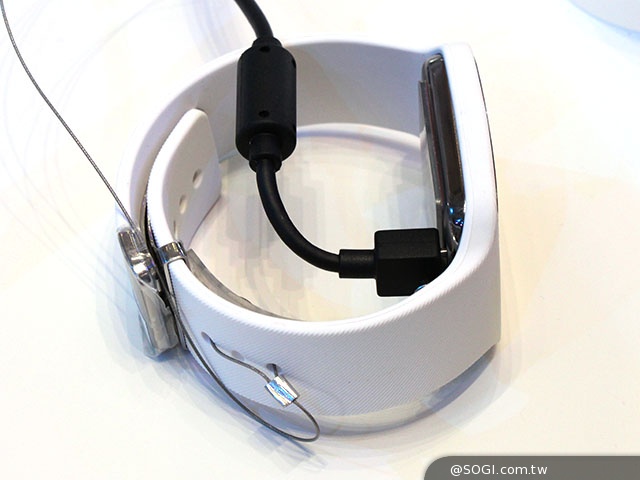 索尼SmartWatch 3、SmartBand Talk穿戴新品亮相【IFA 2014】