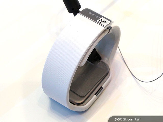 索尼SmartWatch 3、SmartBand Talk穿戴新品亮相【IFA 2014】