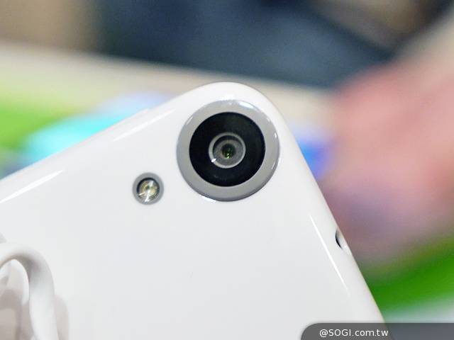 首款8核64bit手機 HTC Desire 820動手玩【IFA 2014】 首款8核64bit手機 HTC Desire 820動手玩【IFA 2014】