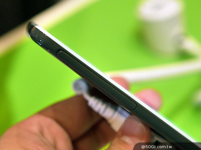 首款8核64bit手機 HTC Desire 820動手玩【IFA 2014】 首款8核64bit手機 HTC Desire 820動手玩【IFA 2014】