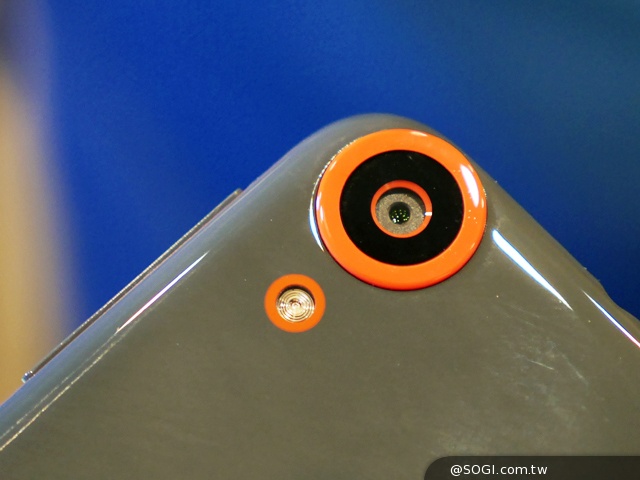 首款8核64bit手機 HTC Desire 820動手玩【IFA 2014】 首款8核64bit手機 HTC Desire 820動手玩【IFA 2014】