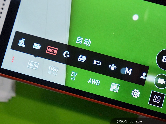 首款8核64bit手機 HTC Desire 820動手玩【IFA 2014】 首款8核64bit手機 HTC Desire 820動手玩【IFA 2014】