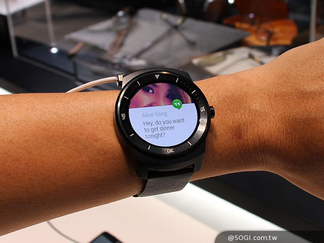 LG展出G Watch R防水智慧錶 售價299歐元【IFA 2014】