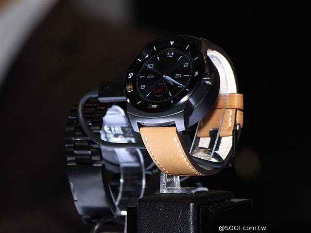 LG展出G Watch R防水智慧錶 售價299歐元【IFA 2014】