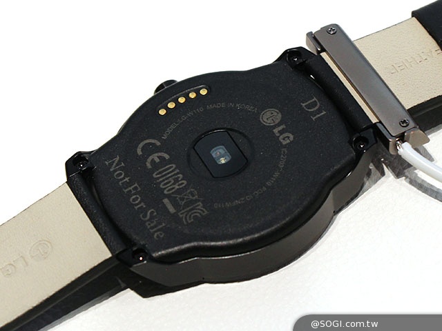 LG展出G Watch R防水智慧錶 售價299歐元【IFA 2014】