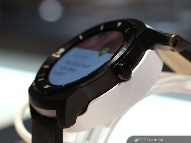 LG展出G Watch R防水智慧錶 售價299歐元【IFA 2014】