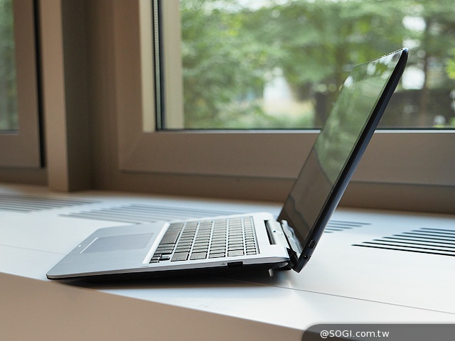 搭載新款Core M處理器 華碩T300FA變形筆電動手玩【IFA 2014】