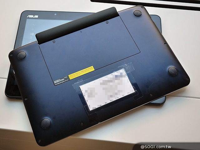 搭載新款Core M處理器 華碩T300FA變形筆電動手玩【IFA 2014】