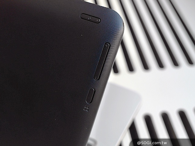 搭載新款Core M處理器 華碩T300FA變形筆電動手玩【IFA 2014】