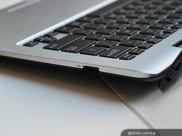 搭載新款Core M處理器 華碩T300FA變形筆電動手玩【IFA 2014】