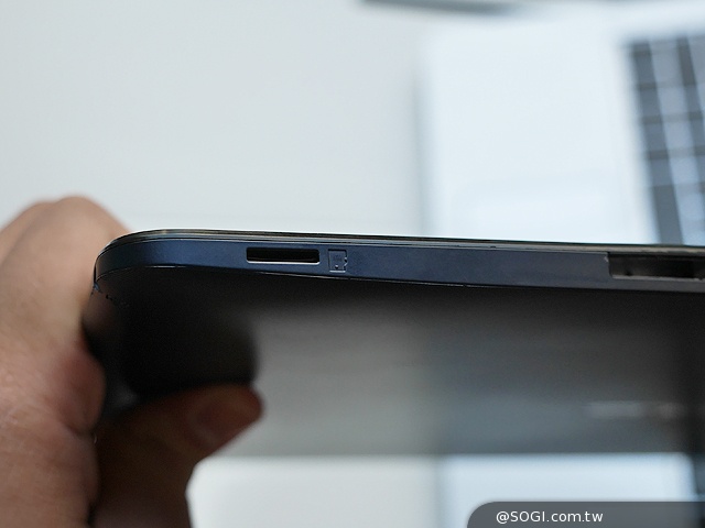 搭載新款Core M處理器 華碩T300FA變形筆電動手玩【IFA 2014】