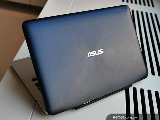 搭載新款Core M處理器 華碩T300FA變形筆電動手玩【IFA 2014】